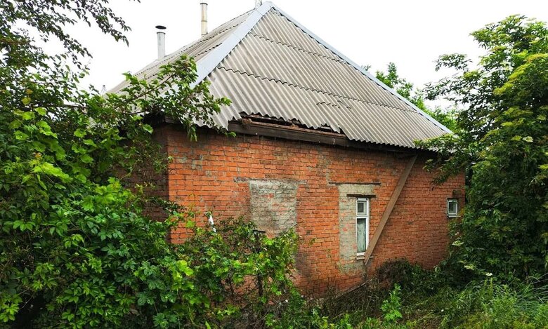 В районі понівечені приватне підприємство, магазин, бібліотека, два приватні будинки, господарська споруда, пожежна частина.