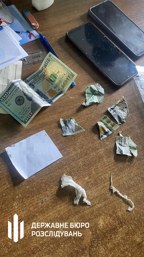 Затримано посадовців МСЕК та міської лікарні, які вимагали гроші у військового. Заступниця голови лікарської комісії намагалася з’їсти хабар, - ДБР 06