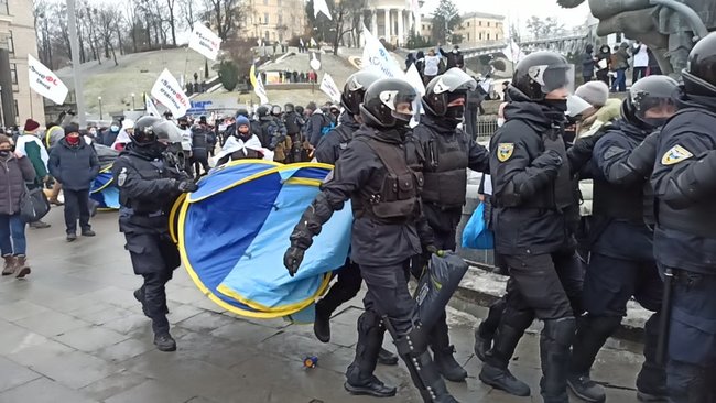 ФОПы попытались установить палатки на Майдане Незалежности: между митингующими и правоохранителями произошли стычки 04