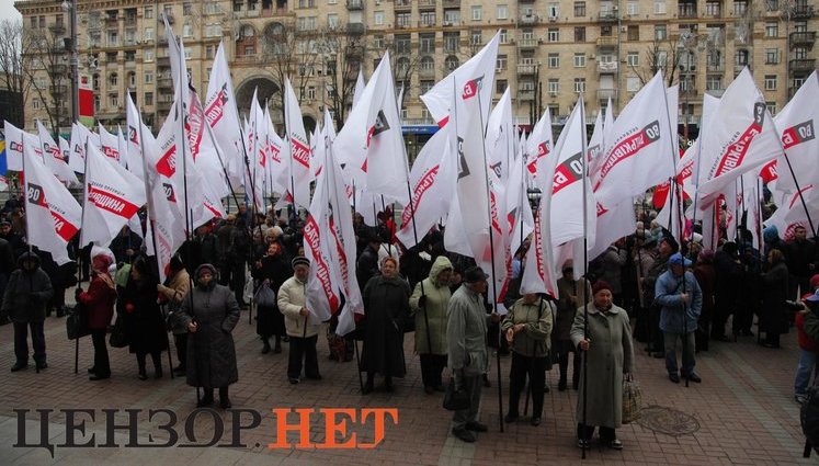 Оппозиция ведет людей под ВР с требованием принять закон о лечении Тимошенко