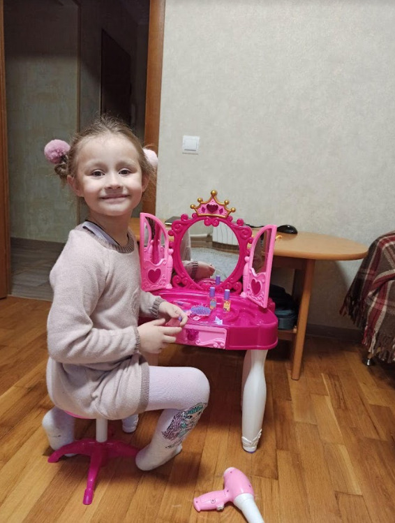 Волонтерка Паєвська (Тайра) та БФ Мрія вручили різдвяні подарунки більш ніж 200 дітям, рідні яких наразі перебувають у російському полоні 05
