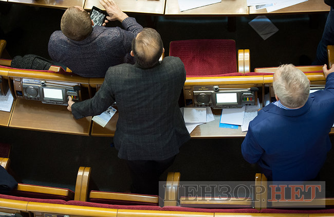 Депутати-соньки, Кіссе, який голосує за трьох, радісний Гройсман і обійми Лозового з Ляшком: як Рада вночі приймала Держбюджет-2019 27