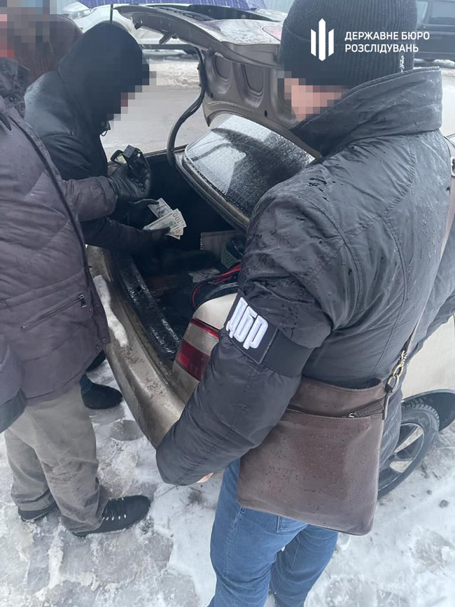 Требовали взятку в 13 тыс. долларов с невиновного, - следователю полиции Киевщины и его пособнику грозит до 10 лет тюрьмы 02