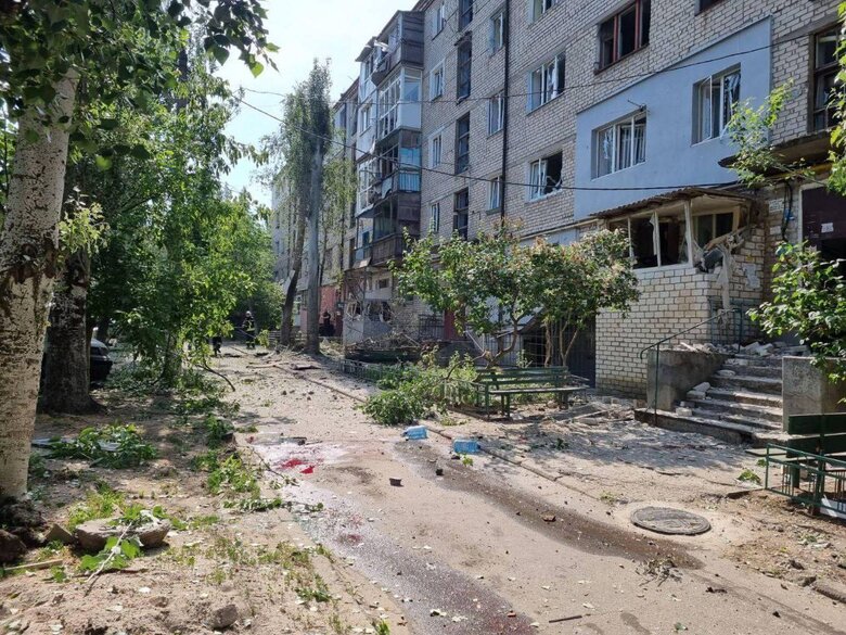Troops of Russian Federation fired at apartment houses in Mykolaiv, civilians suffered, - mayor Senkevich 04