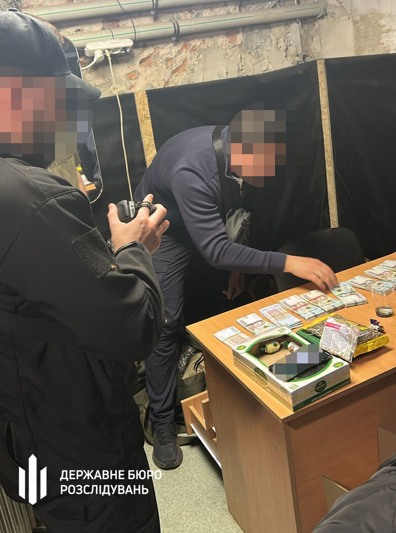 СБУ та ДБР затримали комбата, який вимагав відкати з підлеглих на Донеччині