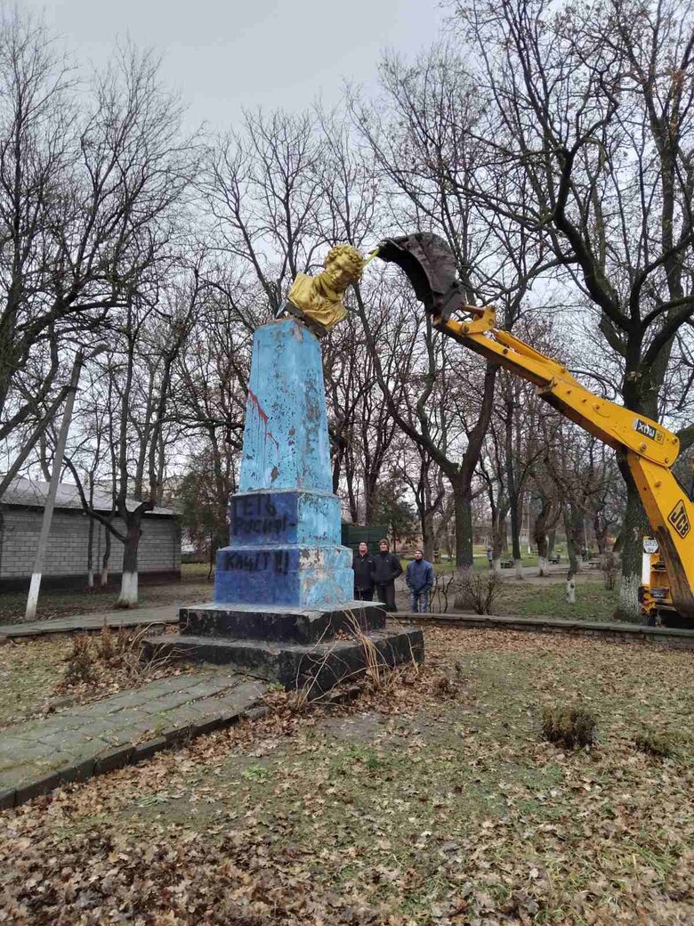 В Одесской области демонтировали памятник Пушкину 06