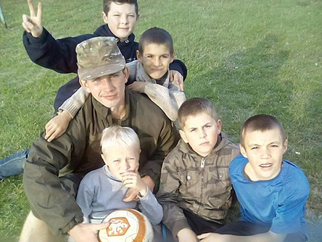 Не треба дивитися на мій одяг, хай люблять мою душу, - історія життя загиблого морпіха Дмитра Захарова 08