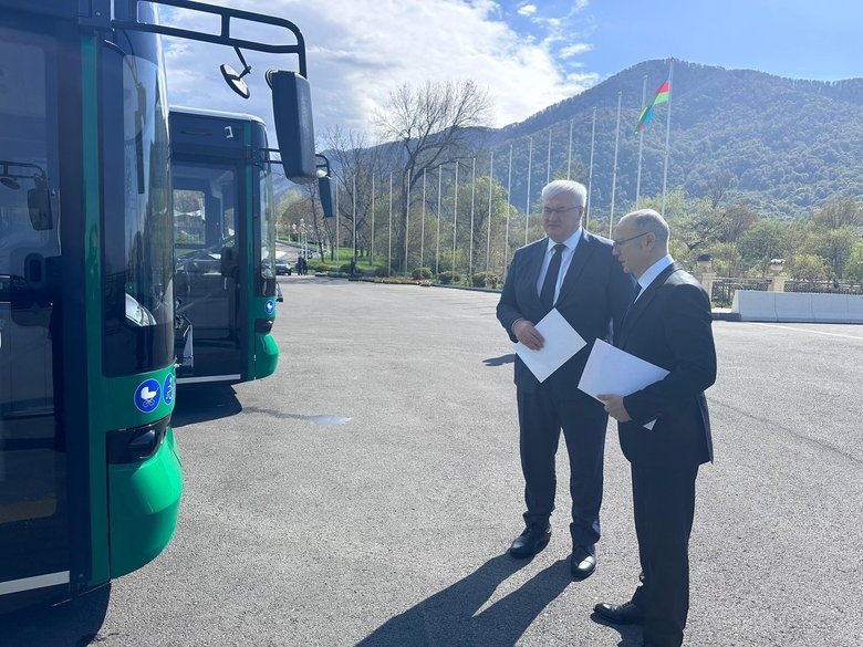 Азербайджан передав Україні 5 автобусів