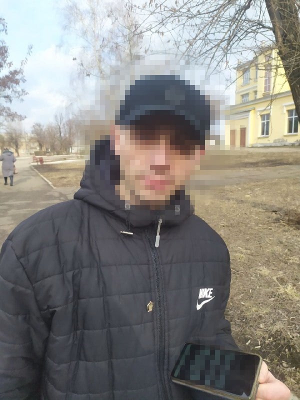 Установлена личность мужчины, осквернившего мемориал Героям-добровольцам в Лисичанске. Он помещен в психоневрологическое отделение - Нацполиция 01