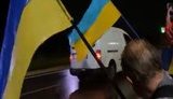 "Прапори донизу! Слава!", - у Кривому Розі зустріли кортеж із тілом померлого від ран бійця ЗСУ Олександра Горбенка. ВІДЕО