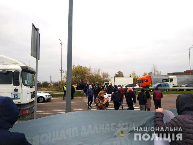 Протестувальники перекривали трасу Київ-Чоп на Рівненщині: вимагають скасування карантину вихідного дня, - поліція 01