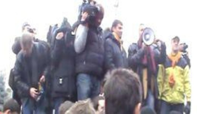 Януковичу спели коломыйку: Посадив гуцул смереку, а виросла туя, ще не мали Президентом отакого.... ВИДЕО.