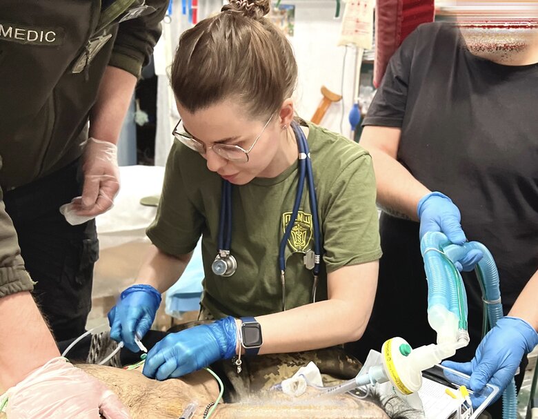 Лікар-доброволець Наталя (Кориця): Привезли військового з турнікетами на трьох кінцівках. Ти дивишся і розумієш: їх доведеться ампутувати 03