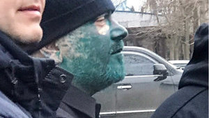 Вилкула облили зеленкой в Бердянске и не пустили в местный дом культуры: "Уезжай домой! Чемодан-вокзал-Россия!". ВИДЕО+ФОТОрепортаж