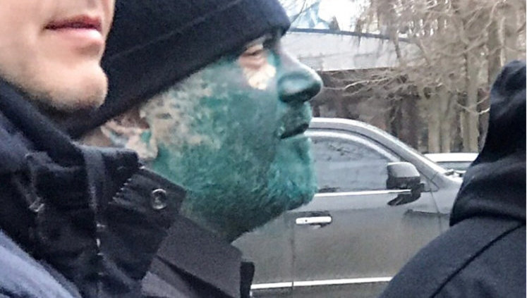 Вилкула облили зеленкой в Бердянске и не пустили в местный дом культуры: "Уезжай домой! Чемодан-вокзал-Россия!". ВИДЕО+ФОТОрепортаж