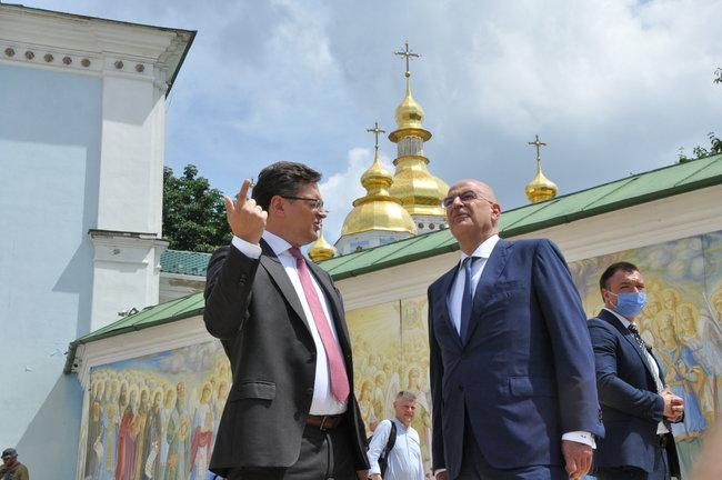 Глава МЗС Греції Дендіас поклав квіти до Стіни памяті полеглих захисників України 21