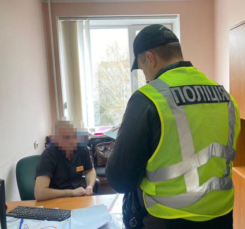 Група лікарів на Хмельниччині заробила 300 тис. дол. на оформленні меддовідок ухилянтам , - Нацполіція 02