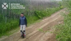 Пограничники задержали нарушителя, который пытался пересечь границу со Словакией на моноколесе