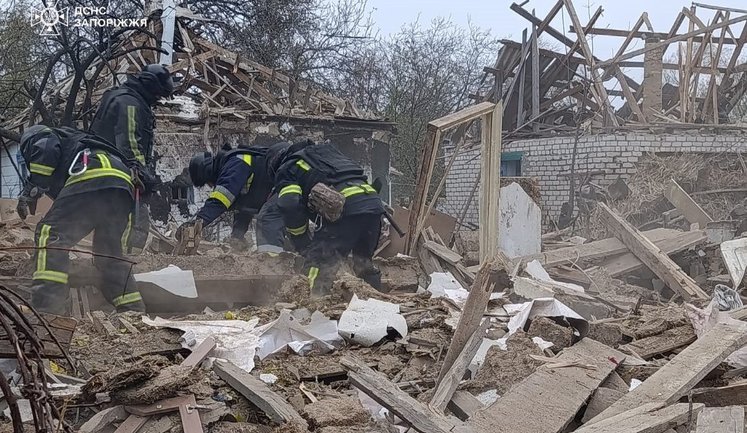 Унаслідок удару РФ загинула людина на Запоріжжі: рятувальники дістали тіло з-під завалів. ФОТОрепортаж