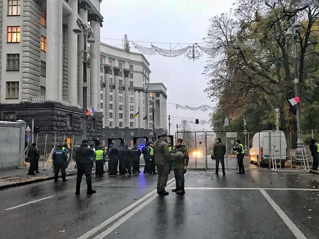 Правительственный квартал в центре Киева перекрыт: здание Рады окружено двойной цепью Нацгвардии и полиции, - Найем 02
