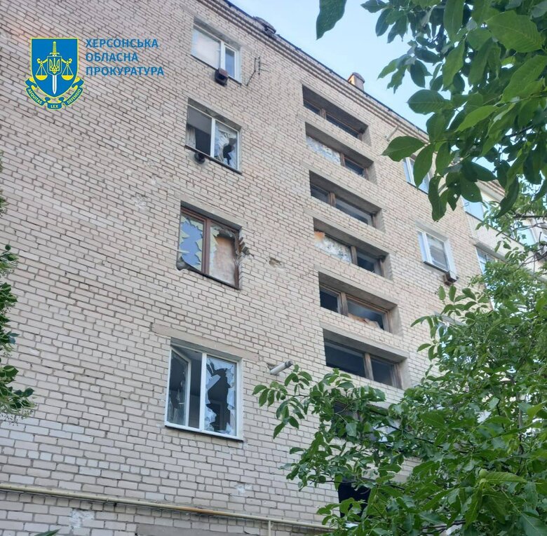 Последствия удара войск РФ по Бериславу, где погиб мужчина 01