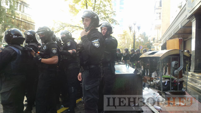 Під час мітингу під ГПУ проти екстрадиції в РФ Тумгоєва сталися сутички: мітингувальники бють вікна, їх у відповідь поливають водою зі шлангів 52