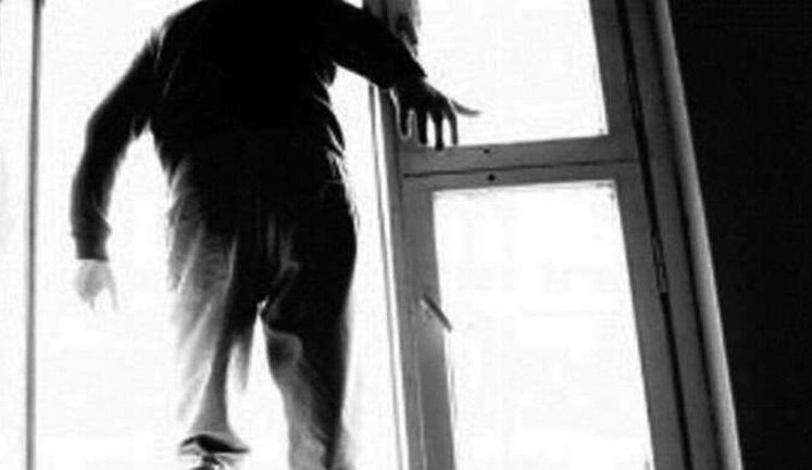 Выпрыгнул с 6-го этажа общежития: в Ужгороде 16-летний студент покончил жизнь самоубийством