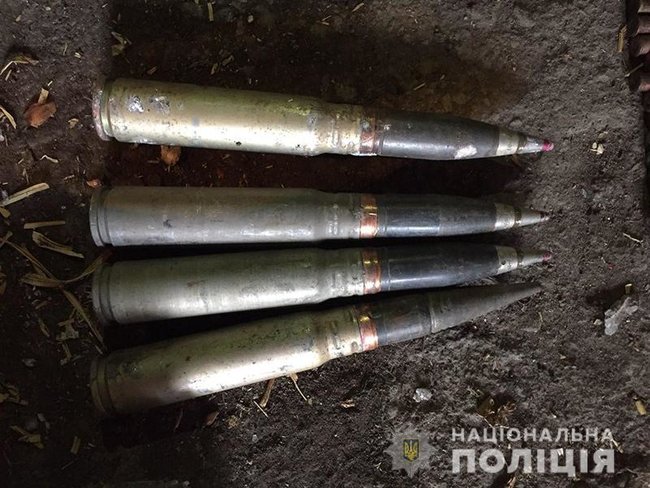 10 гранат, міна, снаряди для БМП і 240 набоїв: поліція виявила в орендованому гаражі в Донецькій області арсенал зброї 03 10 гранат, міна, снаряди для БМП і 240 набоїв: поліція виявила в орендованому гаражі в Донецькій області арсенал зброї 03
