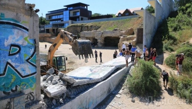 Former MP Khmelnytskyi's "private" beach fence taken down following governor Saakashvili's order. PHOTOS