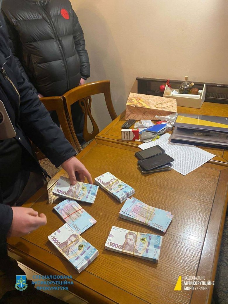 НАБУ викрило нардепа на отриманні 558 тис. грн хабаря, джерела кажуть, це слуга народу Кузьміних 03