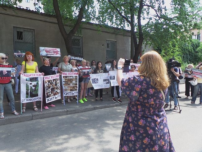 Отключение электричества, самоотвод судьи и митинг: Шевченковский райсуд Киева рассматривает ходатайство об аресте киевского догхантера Святогора 25