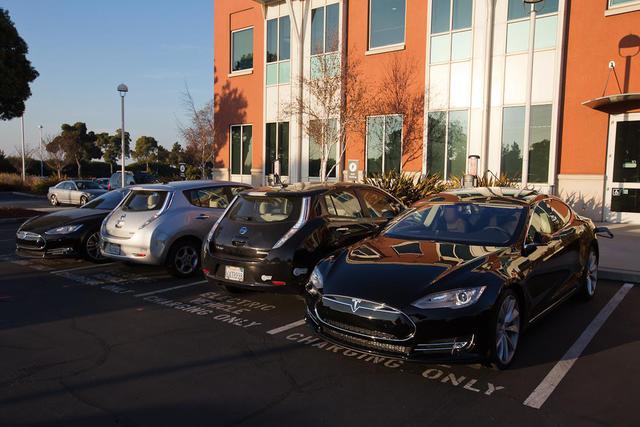 автомобиль tesla