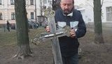 Активисты демонтировали деревянный крест, установленный УПЦ МП в центре Киева. Завтра обещают демонтировать МАФ на Десятинной. ФОТОрепортаж+ВИДЕО