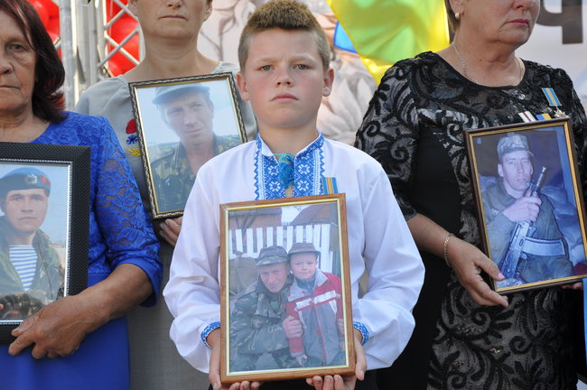 Ilovaisk tragedy anniversary: relatives of fallen servicemen picketing Russian embassy in Kyiv 17