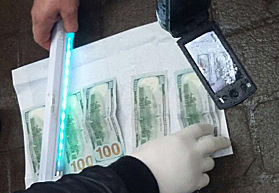 Співробітник кримінально-виконавчої інспекції вимагав $ 500 у жителя Прикарпаття 02