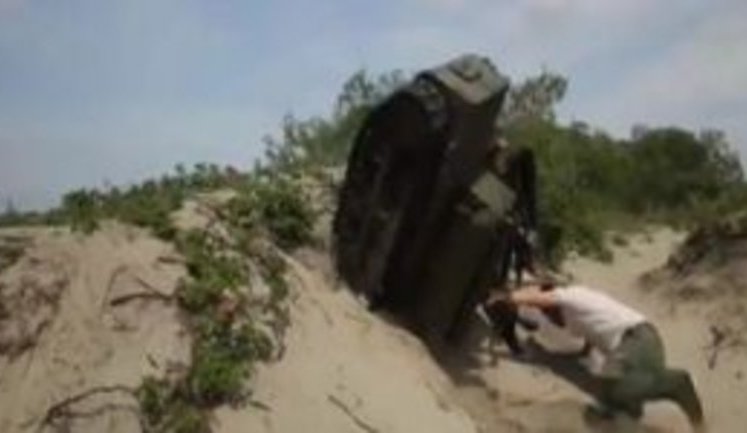 "Стоп! Стой! Стой! Уходи!!!", - боевой робот производства РФ перевернулся на полигоне, едва не придавив собой российского пропагандиста. ВИДЕО