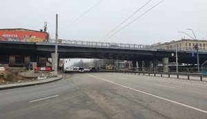 Шулявский мост после падения опор освещения остался без фонарей и троллейбусной сети. ФОТОфакт