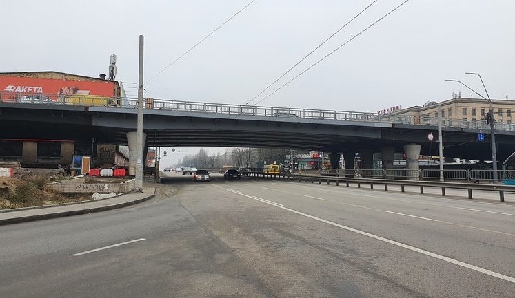 Шулявский мост после падения опор освещения остался без фонарей и троллейбусной сети. ФОТОфакт