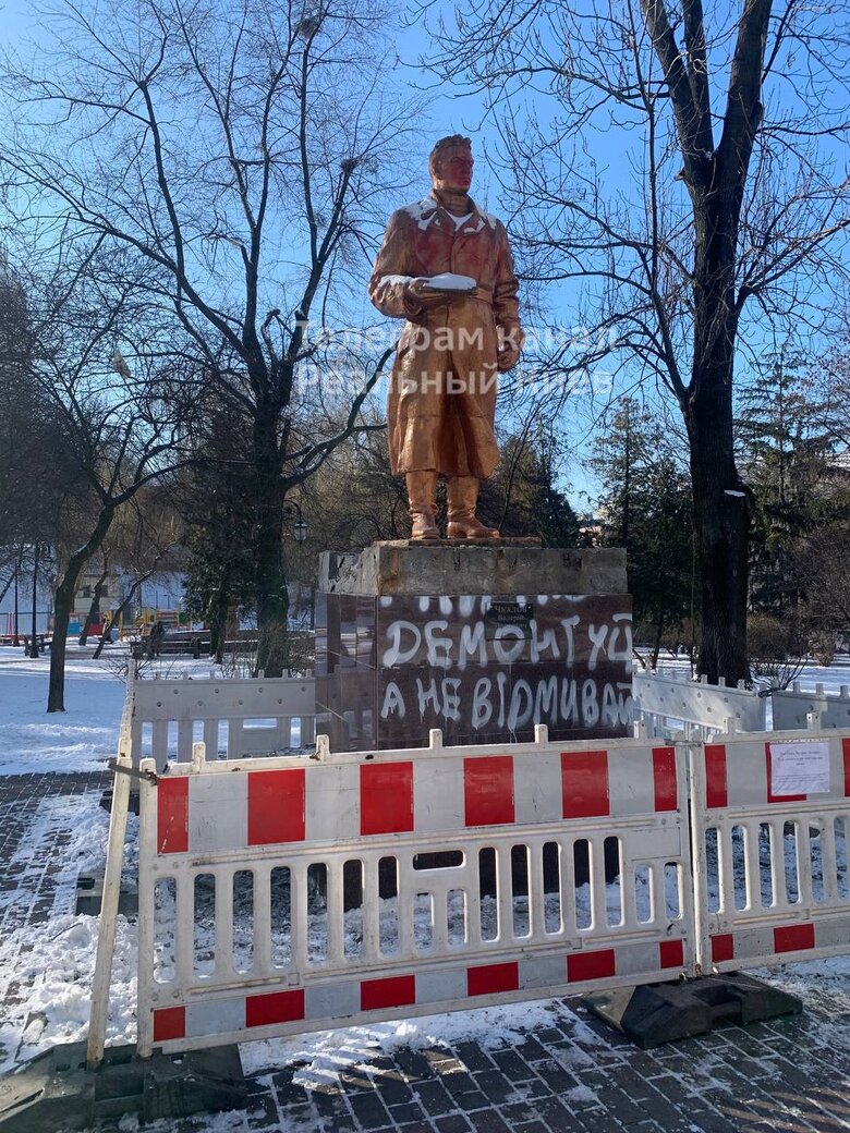 В Киеве демонтируют памятник Чкалову, Ватутину – завтра 01