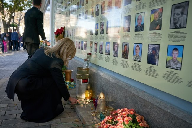 Зеленский с супругой почтили память погибших защитников Украины 02