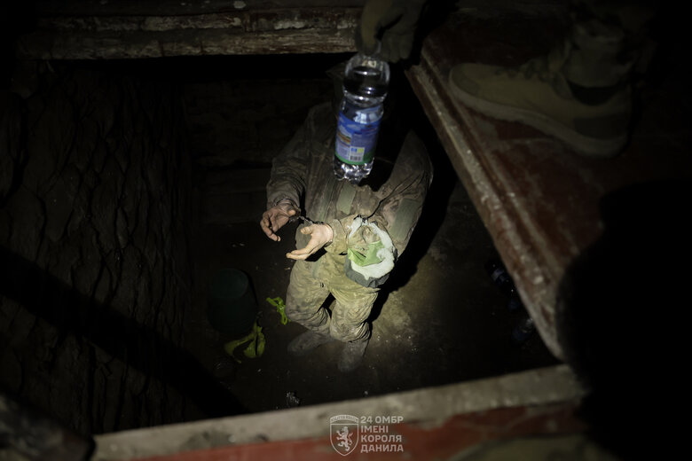 Soldiers of the 24th Brigade captured paratroopers of the 98th Division of the Russian Federation.