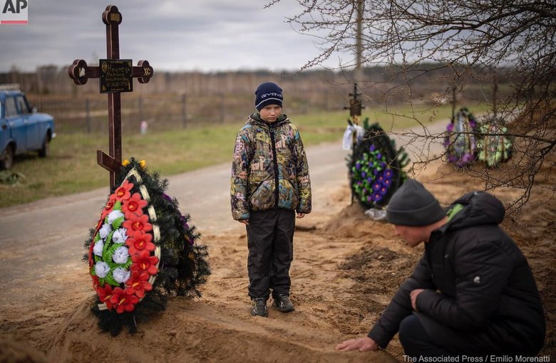 10-летний Вова на похоронах своей мамы Марины, убитой российскими оккупантами в Буче 01