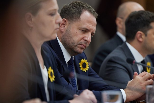 Зеленский встретился с семьями погибших защитников Украины 02