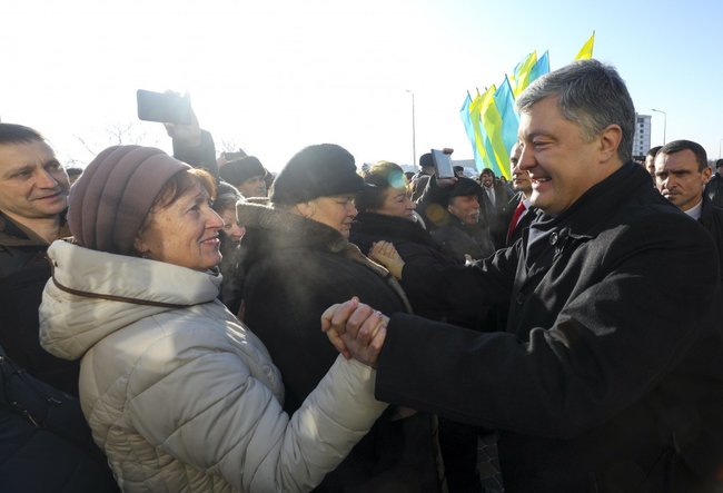 Не может украинская церковь управляться из Москвы, когда РФ напала на нас, захватила Крым и убивает украинцев, - Порошенко 04