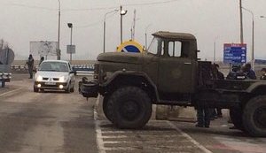 Вооруженных боевиков на въезде в Крым "опекают" местные депутаты и предприниматели: "Было организовано питание и быт". ФОТО