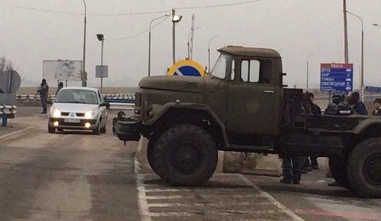 Вооруженных боевиков на въезде в Крым "опекают" местные депутаты и предприниматели: "Было организовано питание и быт". ФОТО