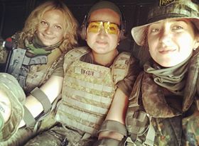 Кулеметниця Яна Червона: До підписання контракту мене підштовхнув один айдарівець, сказавши: Вам, волонтерам, класно: приїхали, переночували та поїхали. А ви посидіть тут… 05