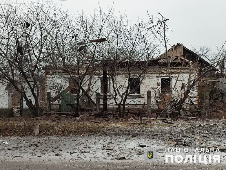 Наслідки обстрілів Донеччини: зруйновані житлові будинки, поранені цивільні, - поліція 04