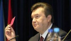 Янукович-отпускник уволил замминистра обороны за нарушение присяги