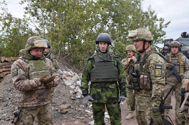 Головнокомандувач збройних сил Швеції Бюден відвідав зону АТО 02